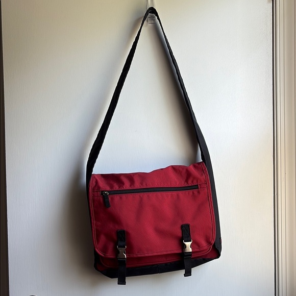 Kenneth Cole Reaction Other - Kenneth Cole Reaction Red and Black Messenger Bag